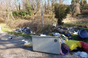 Viterbo - Rifiuti lungo strada Montefogliano