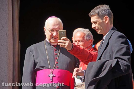 Viterbo - Il selfie del vescovo Lino Fumagalli