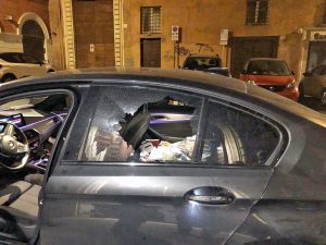 Roma - Danneggiata l'auto di Vittorio Sgarbi