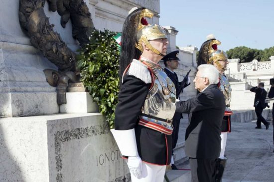 Il presidente Mattarella all'altare della patria