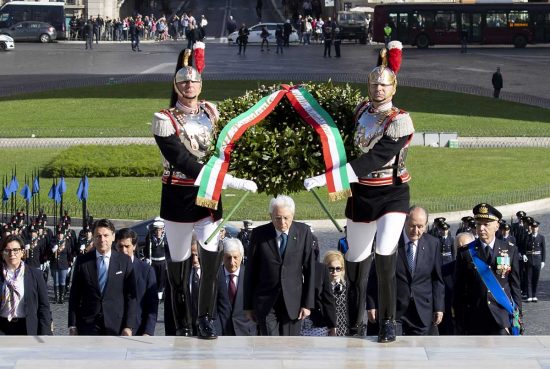 Il presidente Mattarella all'altare della patria