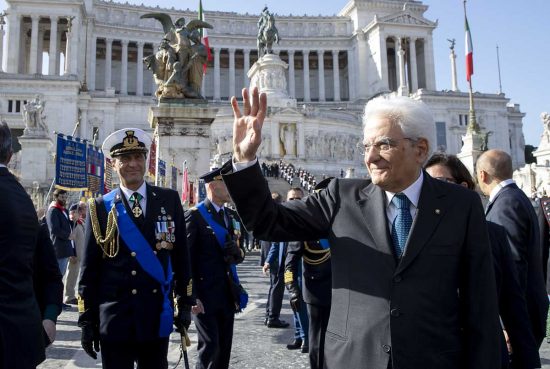 Il presidente Mattarella all'altare della patria