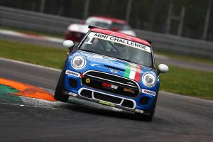 Esordio vincente di Gustavo Sandrucci al Mini Challenge 