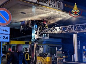 Civitavecchia - L'intervento dei vigili del fuoco all'area di servizio