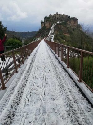 Spettacolare grandinata a Civita di Bagnoregio 