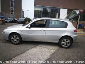 Viterbo - L'auto bloccata dagli agenti e usata dalle due persone arrestate 