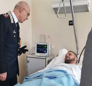 Il comandante dell'Arma Giovanni Nistri con il carabiniere Pasquale Casertano