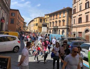 Bagnoregio - Turisti a passeggio al corso nel pomeriggio del 25 aprile
