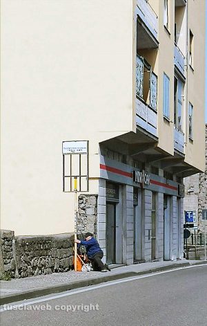 Viterbo - Anziano seduto a terra mentre aspetta l'autobus