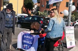 Viterbo - La raccolta firme del Popolo della famiglia