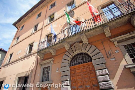 Viterbo - La facciata della provincia