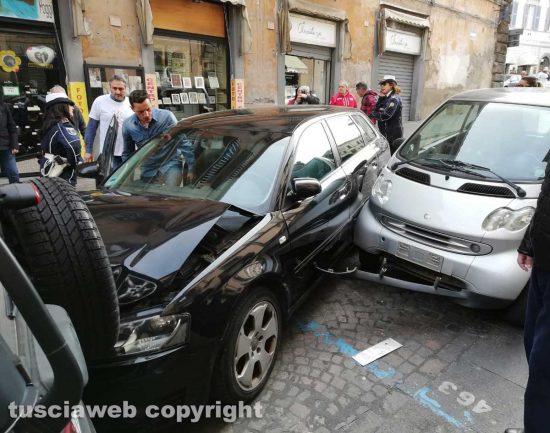 Lo schianto dell'Audi sfrenata in via Cavour