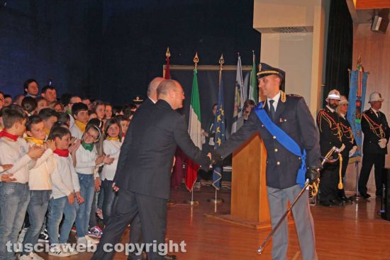 La consegna dei riconoscimenti ai poliziotti