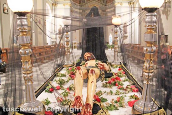 Bagnaia - Il Cristo morto e la madonna nera
