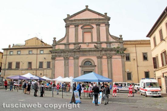 Viterbo - La colazione di Pasqua in piazza Fontana