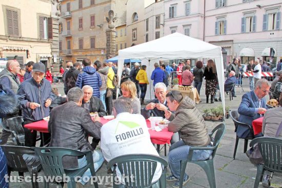 Viterbo - La colazione di Pasqua in piazza Fontana