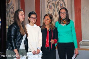 Viterbo - Premio "Viterbo che studia" - Le studentesse del liceo Ruffini con la preside Maria Antonietta Bentivegna