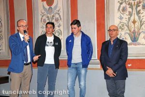 Viterbo - Premio "Viterbo che studia" - Gli studenti dell'istituto Da Vinci con il preside Luca Damiani