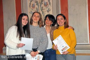 Viterbo - Premio "Viterbo che studia" - Le studentesse dell'istituto Paolo Savi con la preside Maria Patrizia Gaddi