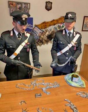 La catena usata dal padre per sequestrare il figlio