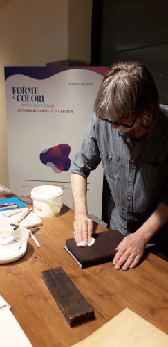 Laboratorio live dell'Antica Legatoria Viali a Forme e colori
