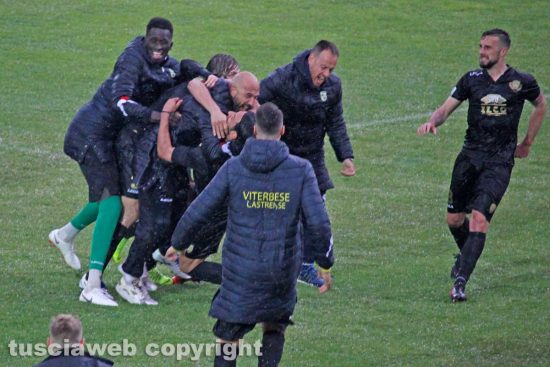 Sport - Calcio - Viterbese - L'esultanza dei gialloblù dopo il 2-2 al Catanzaro