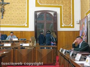 Nel consiglio comunale di venerdì a soltanto 3 giorni dal termine concesso dal prefetto – L’opposizione non partecipa alla votazione del piano triennale dei lavori pubblici 