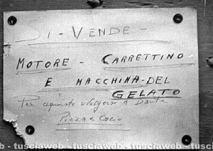 Viterbo - Cartello apposto da Pizzecacio sulla porta del magazzino di via Teatro Genio