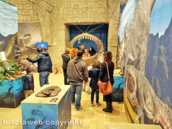 Viterbo - Il pubblico dei dinosauri della "terra dei giganti"