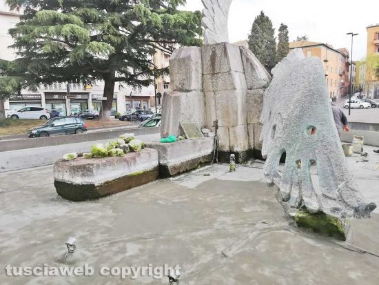 Viterbo - I lavori nella fontana del Sacrario