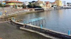 Santa Marinella - L'intervento dei finanzieri per i blocchi in mare contenenti tracce di amiantoSanta Marinella - L'intervento dei finanzieri per i blocchi in mare contenenti tracce di amianto