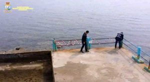 Santa Marinella - L'intervento dei finanzieri per i blocchi in mare contenenti tracce di amianto