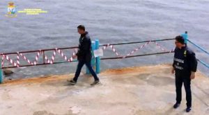Santa Marinella - L'intervento dei finanzieri per i blocchi in mare contenenti tracce di amianto