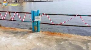 Santa Marinella - L'intervento dei finanzieri per i blocchi in mare contenenti tracce di amianto
