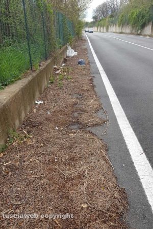 Viterbo - Il "marciapiede" su strada Ponte Sodo