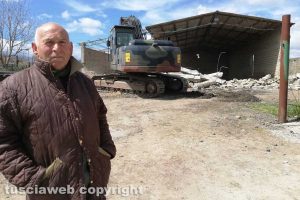 Farnese - Al via le operazioni di demolizione del capannone abusivo a Poggio del Cerro - Antonio Pira