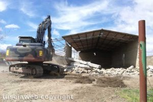 Farnese - Al via la demolizione del capannone abusivo a Poggio del Cerro