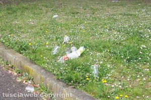 Viterbo - Rifiuti in via Falcone e Borsellino
