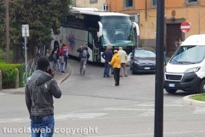 Viterbo - Bus bloccati a via Cairoli