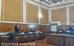 Montefiascone - Il consiglio comunale - La discussione sul rinvio della seduta