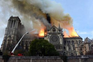 Parigi - L'incendio a Notre-Dame