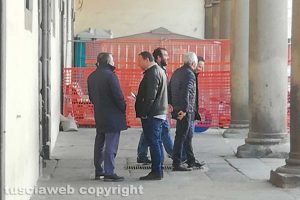 Incontro sotto i portici fra Panunzi, Notti, Cappelli e Grancini