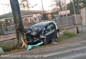 Viterbo - Auto perde il controllo e si schianta contro una pianta