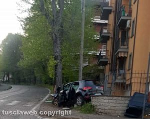 Viterbo - Auto perde il controllo e si schianta conViterbo - Auto perde il controllo e si schianta contro una piantaro una pianta