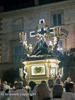 Tuscania - La processione degli uomini scalzi anima il Venerdì santo
