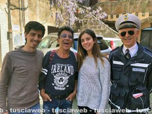 Edoardo Bennato a Sutri con alcuni fan
