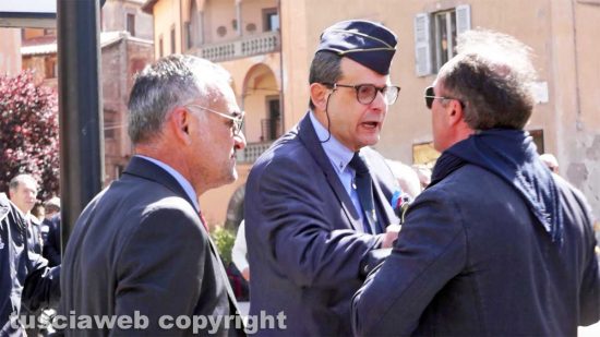 Viterbo - La contestazione contro il presidente Anpi Enrico Mezzetti