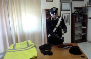 Il kit del rapinatore sequestrato dai carabinieri 