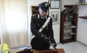 Il kit del rapinatore sequestrato dai carabinieri 