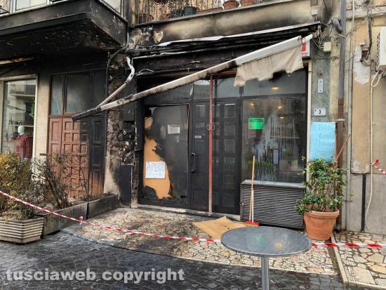 Vetralla - L'incendio al Black out bar a Cura 